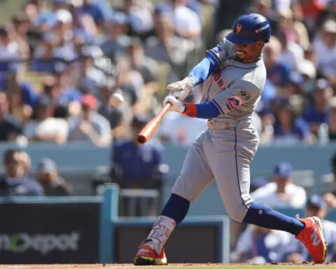 Mets offense explodes early to level series with Dodgers