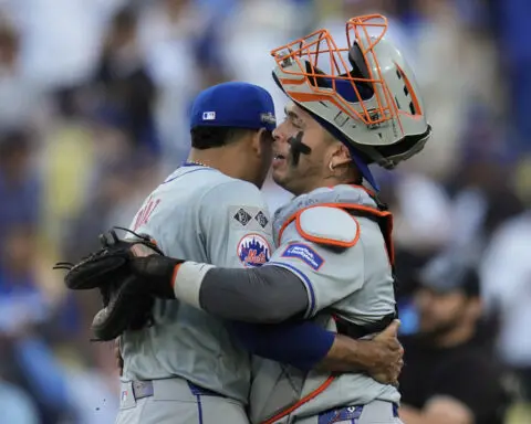 Lindor homers as Mets stop Dodgers' scoreless streak in 7-3 win, head to NY with NLCS tied 1-1