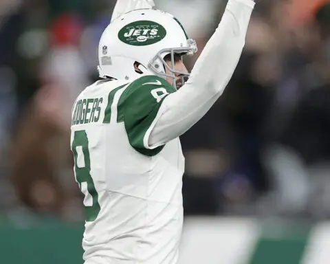 Jets' Aaron Rodgers throws a 52-yard Hail Mary to Allen Lazard to end the first half vs. Bills