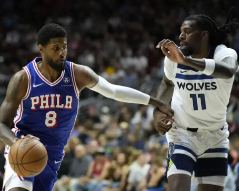 76ers' free agent pickup Paul George leaves preseason win with hyperextended left knee