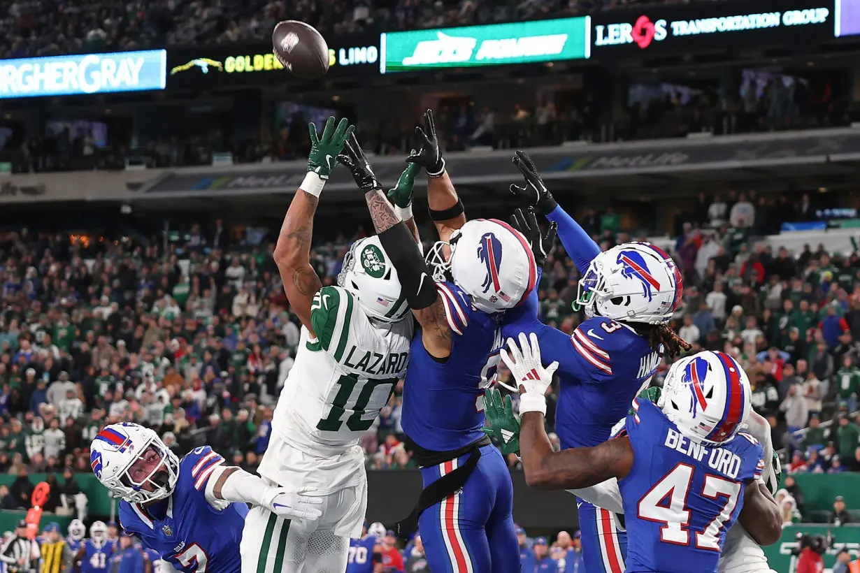 Lazard (No. 10) catches a Hail Mary touchdown against the Bills.