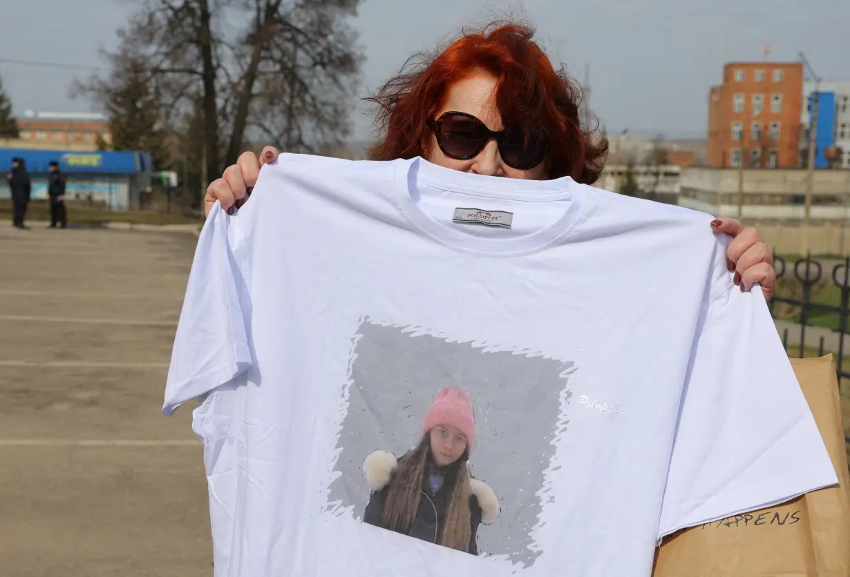 A supporter of Russian citizen Alexei Moskalyov stands outside a courthouse in Yefremov