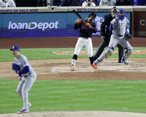 Shohei Ohtani homers as the Dodgers rout the Mets 8-0 for a 2-1 lead in the NLCS