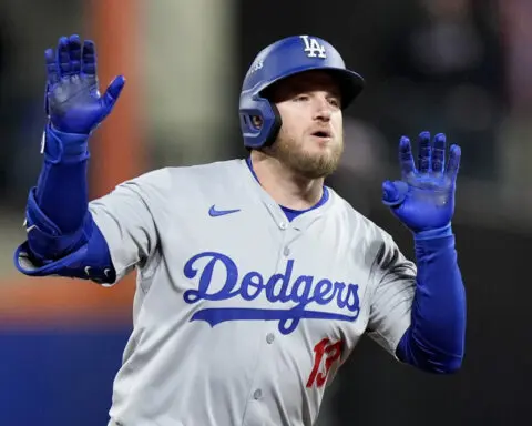 Max Muncy becomes first player to reach in 12 straight plate appearances in single postseason