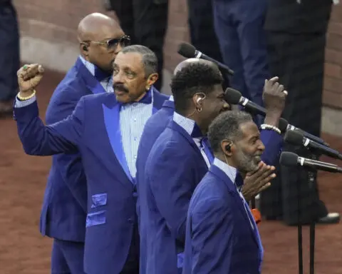 The Temptations serenade Mets fans at NLCS as founder admits he roots for Dodgers