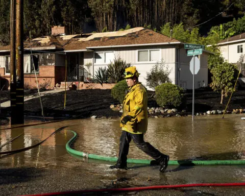 Crews halt fast-moving brush fire that burned 2 Oakland homes, forced 500 evacuations