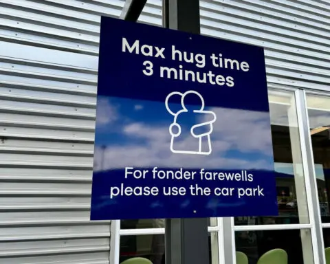 Airport introduces time limit on hugs