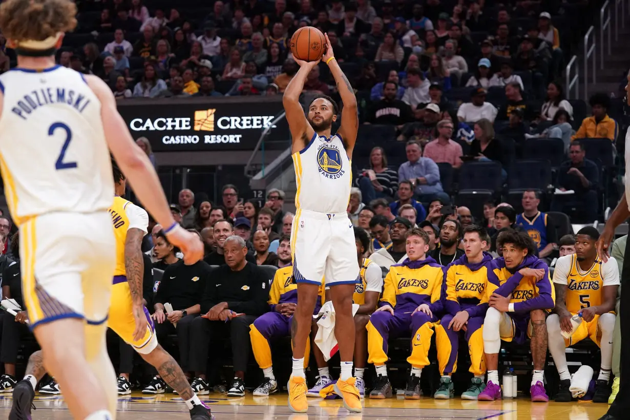 Warriors forward Kyle Anderson shoots the ball in the third quarter.