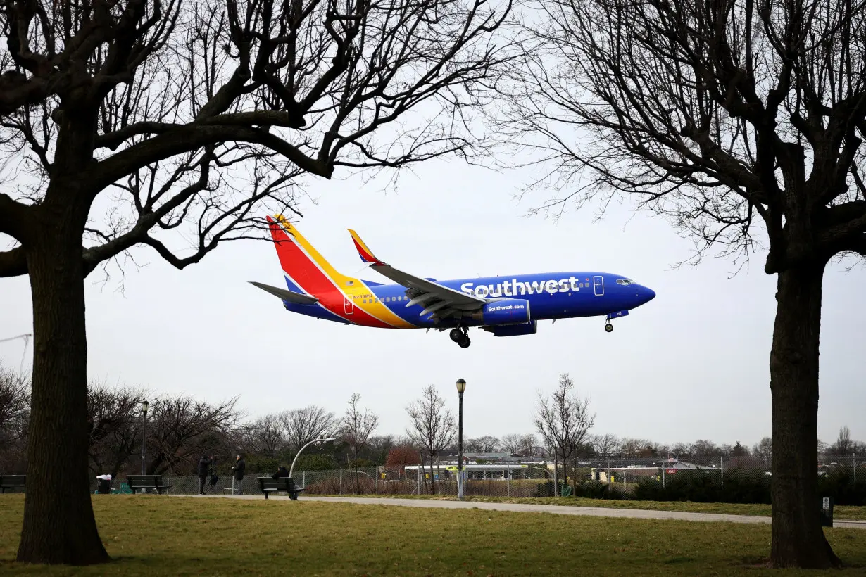 Planes resume flights following an FAA system outage at Laguardia Airport in New York