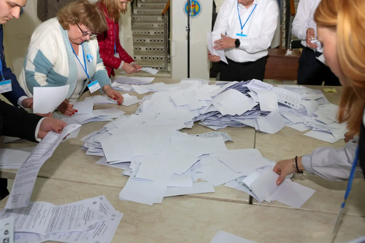 Moldova holds presidential election and EU referendum