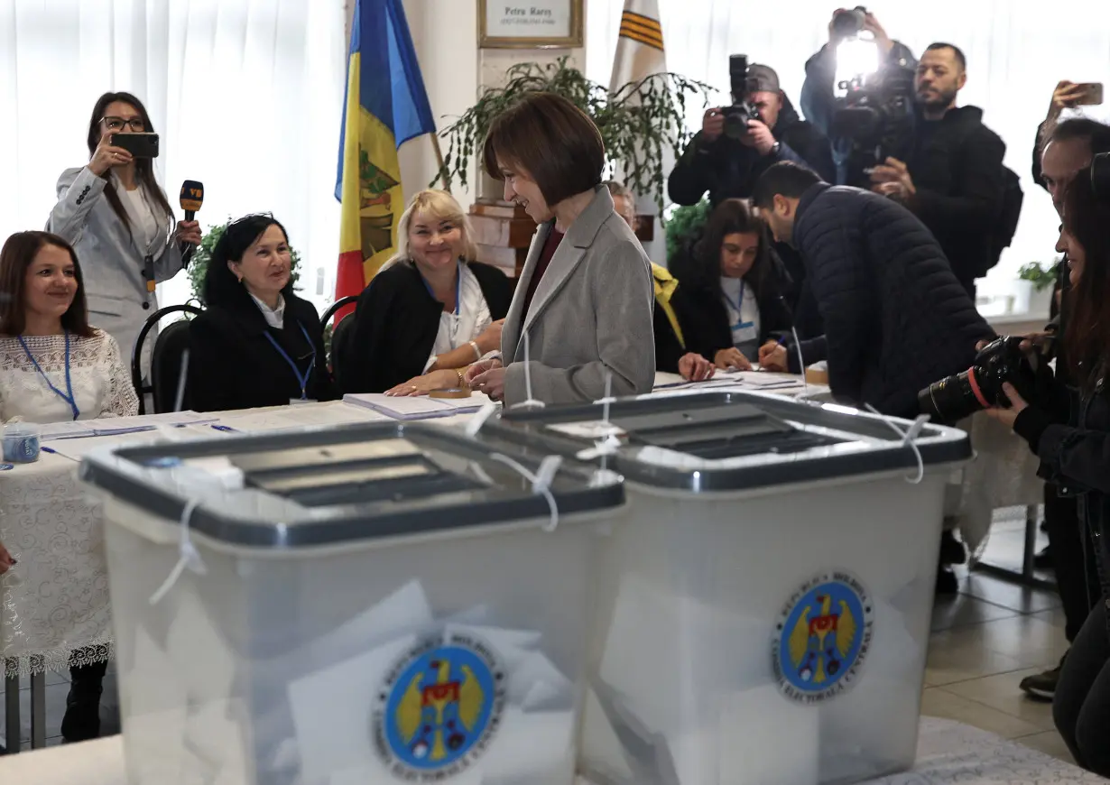 Moldova holds presidential election and EU referendum