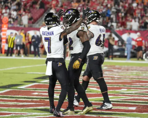 Lamar Jackson throws for 281 yards, 5 TDs to lead streaking Ravens to 41-31 victory over Buccaneers