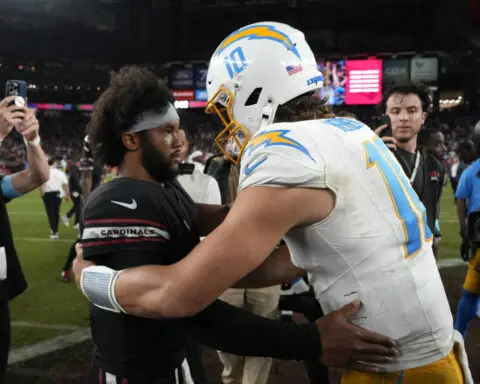 Murray runs for a TD, leads Cardinals to game-winning FG and 17-15 win over Chargers