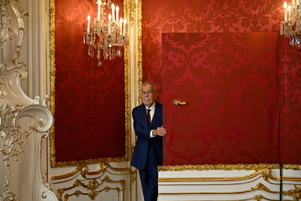 Austrian President Alexander Van der Bellen delivers a statement in Hofburg Palace in Vienna