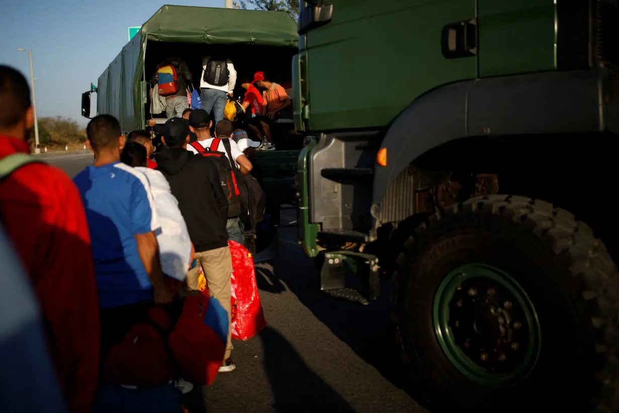 Venezuelans at the Ecuadorian Peruvian border service center on the outskirts of Tumbes