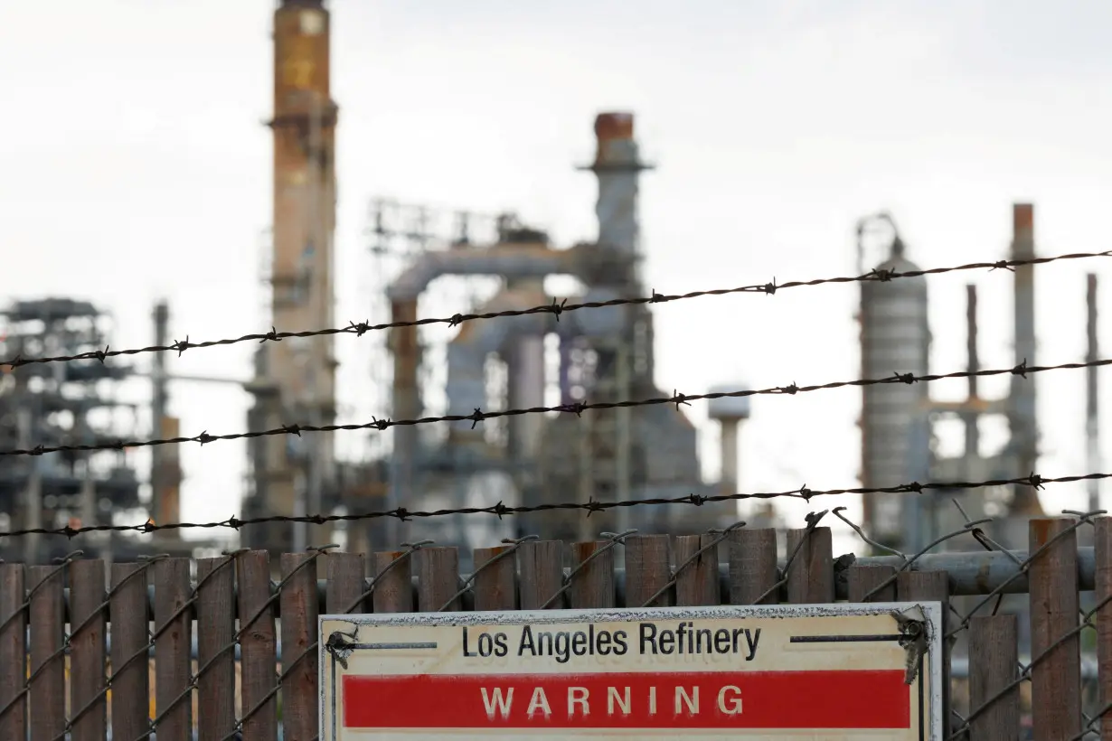 FILE PHOTO: Phillps 66 refinery in Los Angeles plans to shut down