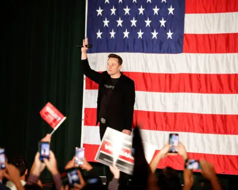 CNN reporter goes to Musk town hall. Here's what he saw