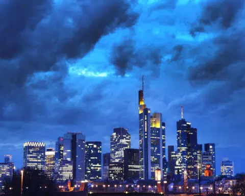 German wage catch-up continues even as economy shrinks, Bundesbank says