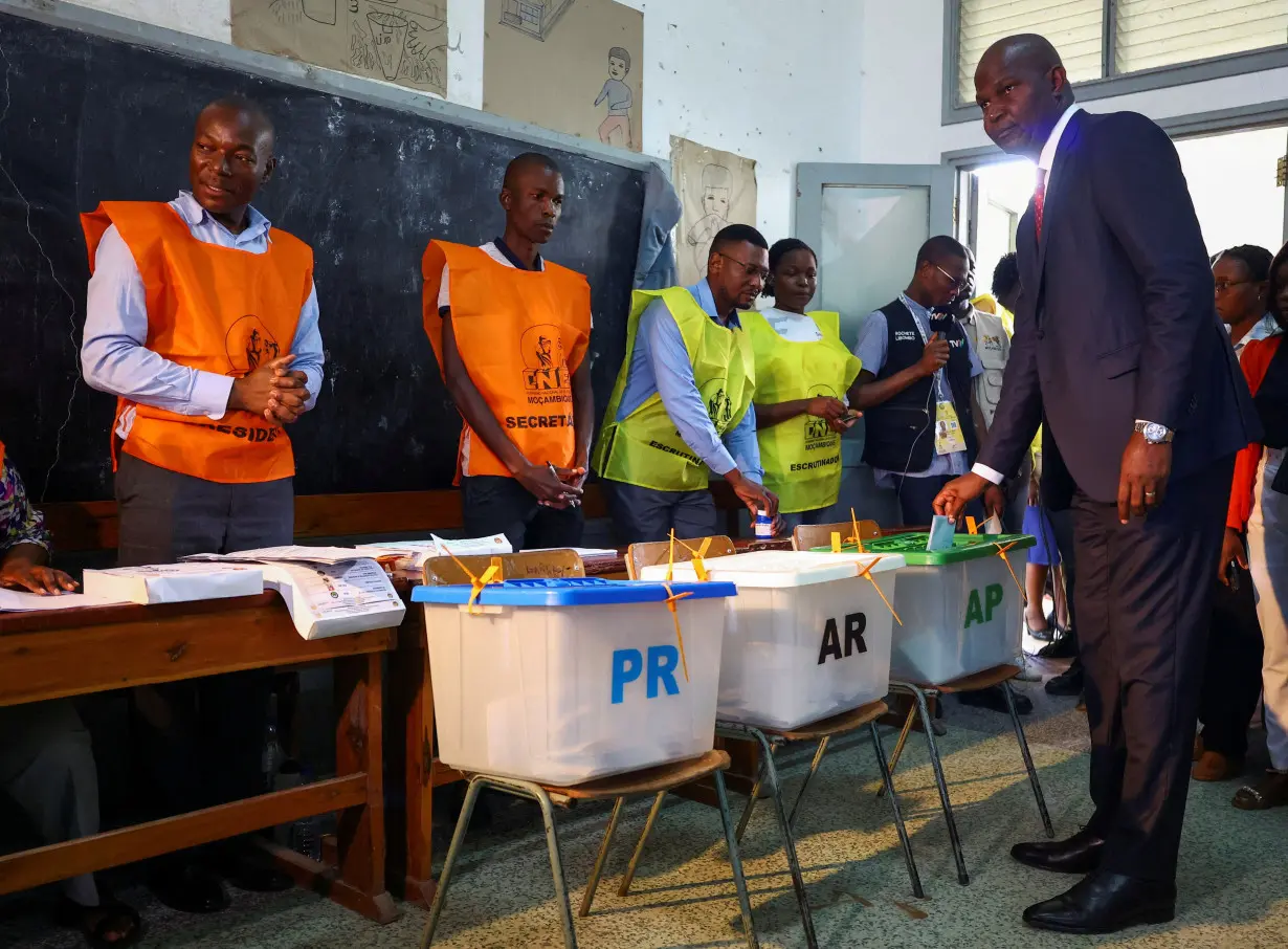 FILE PHOTO: Frelimo candidate Daniel Chapo casts his vote