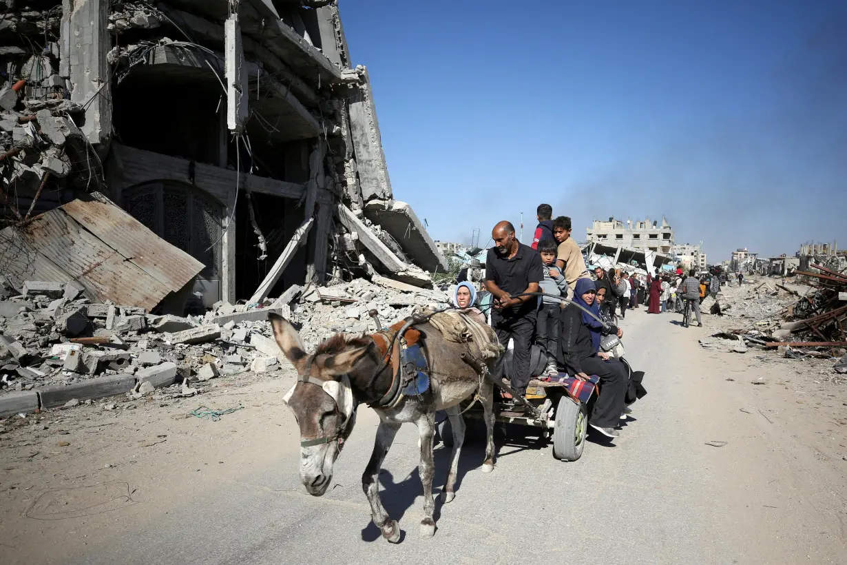 FILE PHOTO: Displaced Palestinians flee the northern part of Gaza amid an Israeli military operation, in Jabalia in the northern Gaza Strip