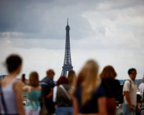 Moody's lowers France's outlook on budget fears, maintains rating