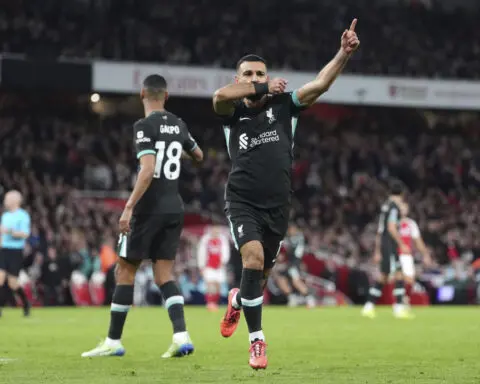 Liverpool fights back for draw at Arsenal after Man United loses again to pile pressure on Ten Hag