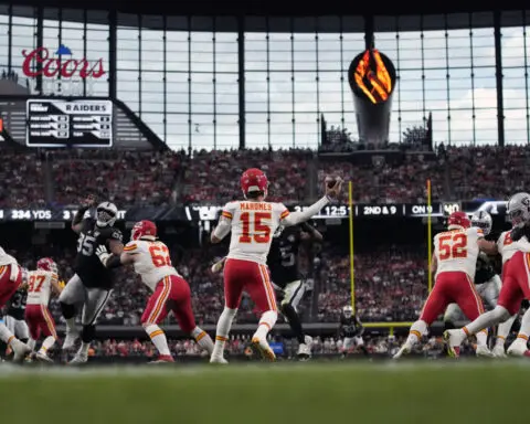 Mahomes passes for 262 yards and 2 TDs, Chiefs beat Raiders 27-20 to improve to 7-0