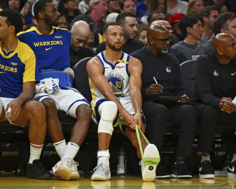 Stephen Curry sprains left ankle in Warriors' loss