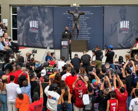 Dwyane Wade’s new statue goes viral after Miami Heat unveiling and more from around the NBA on Sunday