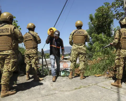 Thousands of soldiers fence off a Salvadoran neighborhood in pursuit of gang remnants