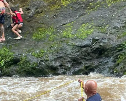 Maui firefighters rescues a girl and a man from Iao Valley flash flooding