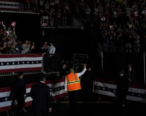 Trump campaigns with Packers legend Brett Favre at rally in Green Bay, Wisconsin