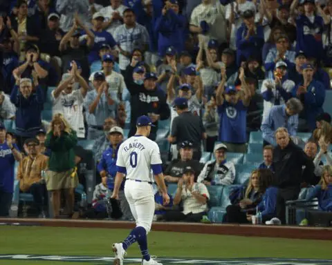 Dodgers Drop Game 2 of NLCS to Mets; Series Even at 1-1