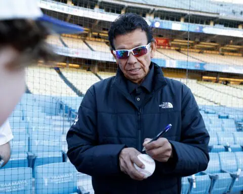 Dodger fans mourn the death of ‘icon’ Fernando Valenzuela