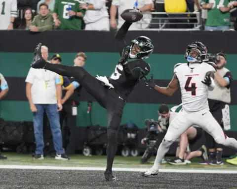 Jets' Garrett Wilson makes a jaw-dropping, 1-handed TD catch vs. Texans