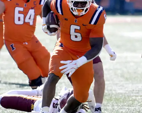 Minnesota rallies to defeat No. 24 Illinois 25-17 for the Golden Gophers' 4th straight win