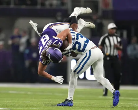 Darnold throws 3 TD passes in 2nd half as Vikings overcome 3 turnovers to beat Flacco, Colts 21-13