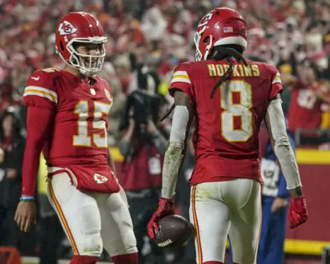 Mahomes throws 3 TD passes, Hunt scores TD in overtime as Chiefs beat Buccaneers 30-24