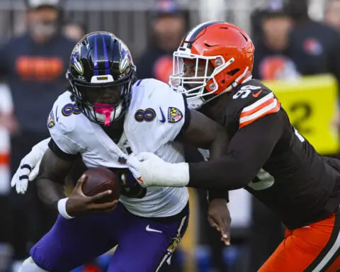 Browns trade DE Za'Darius Smith to Lions needing help with pass rush after Aidan Hutchinson's injury