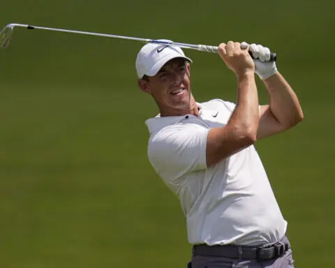 McIlroy felt 'unimaginative' with new swing as Fleetwood leads after shooting 62 in Abu Dhabi