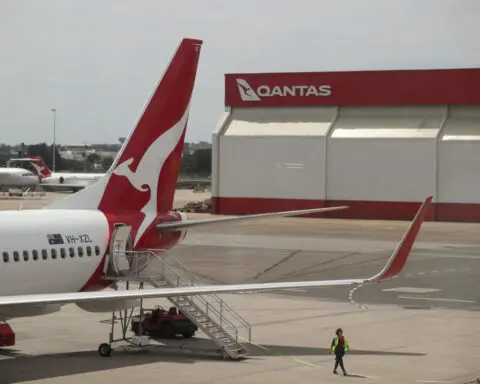 Qantas plane lands safely in Sydney after engine failure