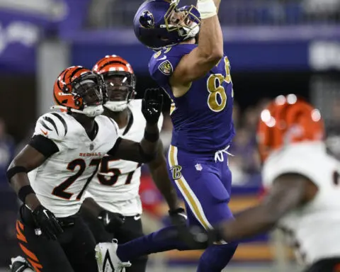 Jackson leads rally, and Ravens stop 2-point attempt to hold off Bengals 35-34