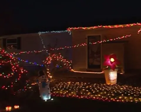 Oak Grove resident decorates home with thousands of lights for 92-year-old neighbor