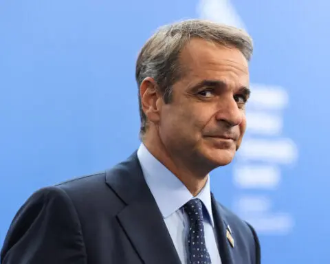 Greek PM Mitsotakis speaks with Trump, invites him to Greece