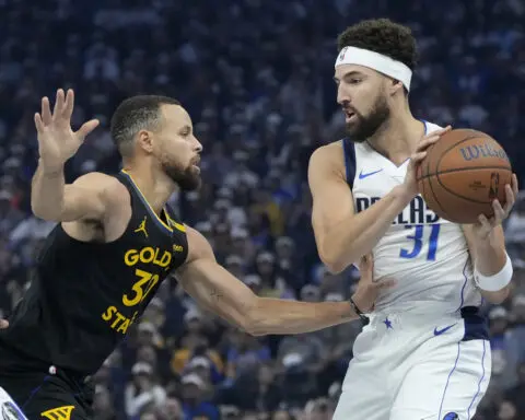 Klay Thompson returns to cheers from some 400 Warriors employees