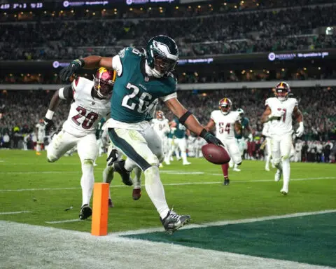 Philadelphia Eagles pull away in the fourth to defeat Washington Commanders, extend win streak to six