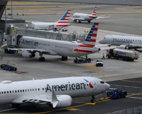 American Airlines flight out of Hawaii told to make ‘expedited climb’ to avoid mountains