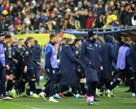 Soccer-Kosovo-Romania match abandoned after players walk off pitch following pro-Serbia chants