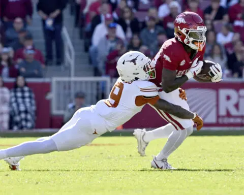 Ewers' two touchdowns, Texas' defense lead No. 3 Longhorns past Arkansas 20-10