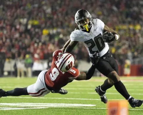 No. 1 Oregon rallies in 4th quarter to beat Wisconsin 16-13